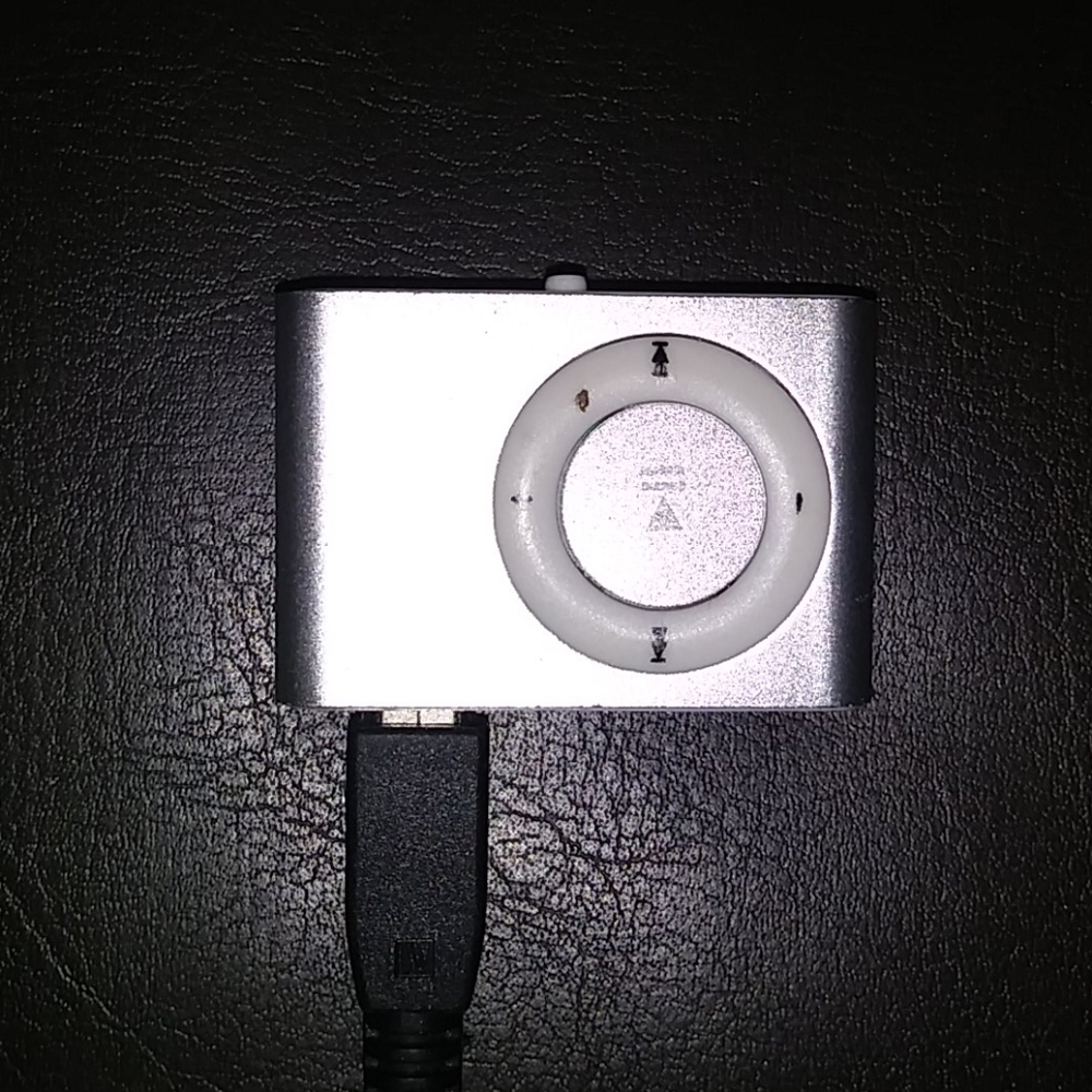 APPLE IPOD SHUFFLE 1 GB SILVER - 2ND GENERATION